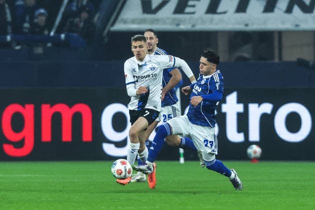 Fussball, 2. Bundesliga Saison 2025 2026 14. Spieltag FC Schalke 04 - SC Paderborn 07 28.11.2025, VELTINS-Arena Filip Bilbija (SC Paderborn, 7) Soufiane El-Faouzi (Schalke 04, 23) Gelsenkirchen VELTINS-Arena Nordrhein-Westfalen Deutschland