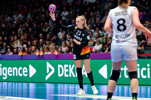 Handball, Frauen WM, Gruppe C: Uruguay - Deutschland Annika Lott (Deutschland), Dekra Stuttgart Porsche Arena Baden-Württemberg Deutschland