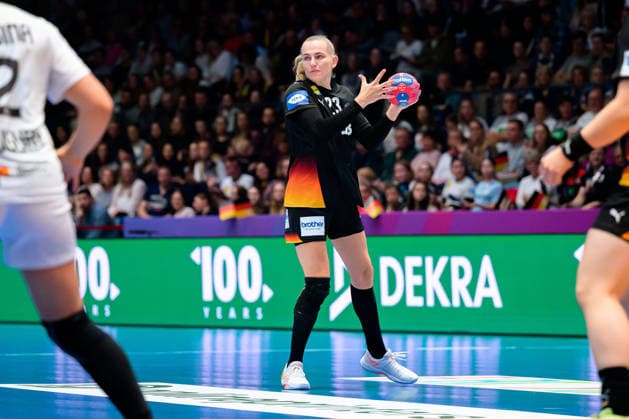 Handball, Frauen WM, Gruppe C: Uruguay - Deutschland Annika Lott (Deutschland), Dekra Stuttgart Porsche Arena Baden-Württemberg Deutschland