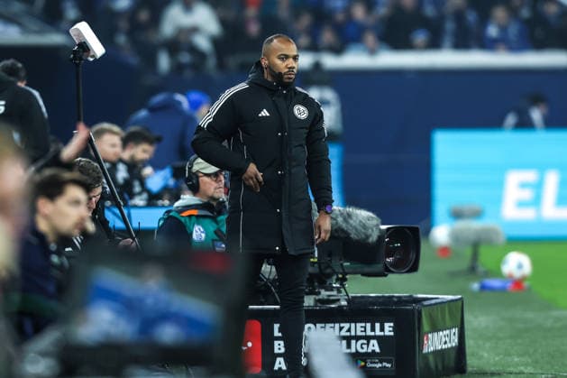 Fussball, 2. Bundesliga Saison 2025 2026 14. Spieltag FC Schalke 04 - SC Paderborn 07 28.11.2025, VELTINS-Arena Jonah Besong (Vierter Offizieller) Gelsenkirchen VELTINS-Arena Nordrhein-Westfalen Deutschland
