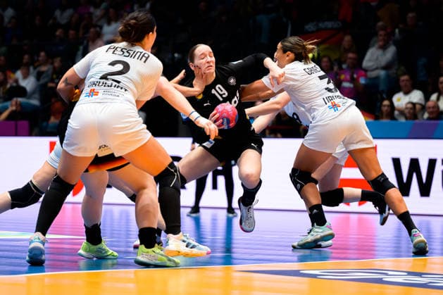 Handball, Frauen WM, Gruppe C: Uruguay - Deutschland Julieta Pessina Portos (Uruguay), Nieke Kühne Kuehne (Deutschland), Sabrina Grieco Vigna (Uruguay) Stuttgart Porsche Arena Baden-Württemberg Deutschland