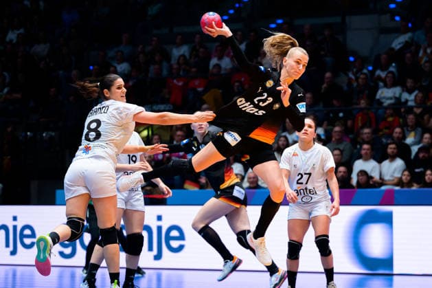 Handball, Frauen WM, Gruppe C: Uruguay - Deutschland v.li. Camila Bianco Castiella (Uruguay), Annika Lott (Deutschland) Stuttgart Porsche Arena Baden-Württemberg Deutschland