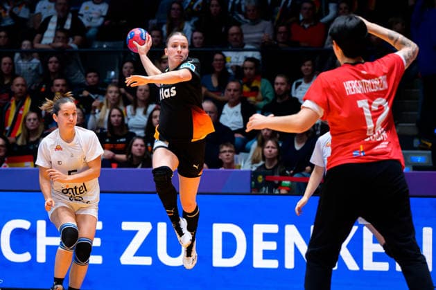 Handball, Frauen WM, Gruppe C: Uruguay - Deutschland Alexia Hauf (Deutschland), Viviana Hergatacorzian Kehyaian (Uruguay) Stuttgart Porsche Arena Baden-Württemberg Deutschland