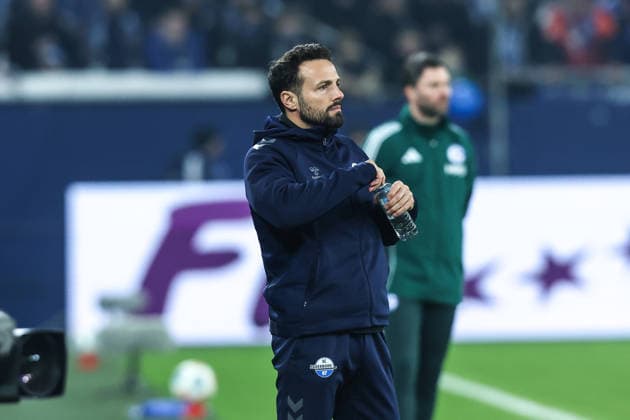 Fussball, 2. Bundesliga Saison 2025 2026 14. Spieltag FC Schalke 04 - SC Paderborn 07 28.11.2025, VELTINS-Arena Ralf Kettemann (Trainer, SC Paderborn) Gelsenkirchen VELTINS-Arena Nordrhein-Westfalen Deutschland