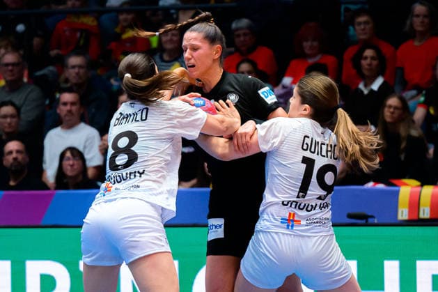 Handball, Frauen WM, Gruppe C: Uruguay - Deutschland v.li. Camila Bianco Castiella (Uruguay), Xenia Smits (Deutschland), Magdalena Guichon Moontano (Uruguay) Stuttgart Porsche Arena Baden-Württemberg Deutschland
