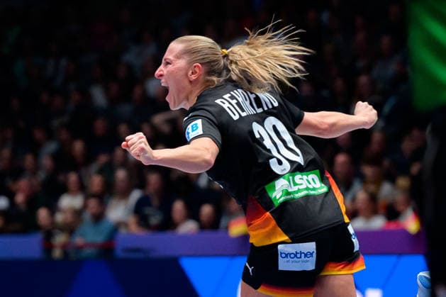 Handball, Frauen WM, Gruppe C: Uruguay - Deutschland Jenny Behrend (Deutschland) Jubel Freude Emotion Torjubel Torschuetze Torschütze Stuttgart Porsche Arena Baden-Württemberg Deutschland