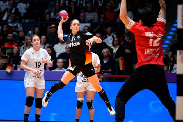 Handball, Frauen WM, Gruppe C: Uruguay - Deutschland Alexia Hauf (Deutschland), Viviana Hergatacorzian Kehyaian (Uruguay) Stuttgart Porsche Arena Baden-Württemberg Deutschland