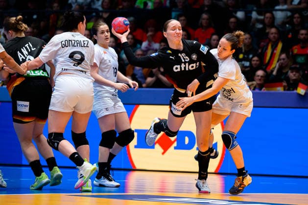 Handball, Frauen WM, Gruppe C: Uruguay - Deutschland Nieke Kühne Kuehne (Deutschland) Stuttgart Porsche Arena Baden-Württemberg Deutschland