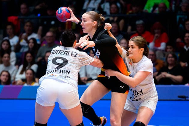 Handball, Frauen WM, Gruppe C: Uruguay - Deutschland v.li. Rosina Gonzalez Majo (Uruguay), Nieke Kühne Kuehne (Deutschland), Magdalena Guichon Moontano (Uruguay) Stuttgart Porsche Arena Baden-Württemberg Deutschland