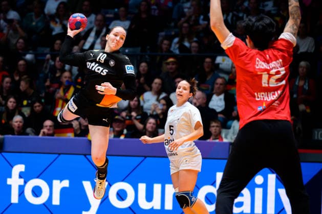 Handball, Frauen WM, Gruppe C: Uruguay - Deutschland Nieke Kühne Kuehne (Deutschland), Viviana Hergatacorzian Kehyaian (Uruguay) Stuttgart Porsche Arena Baden-Württemberg Deutschland
