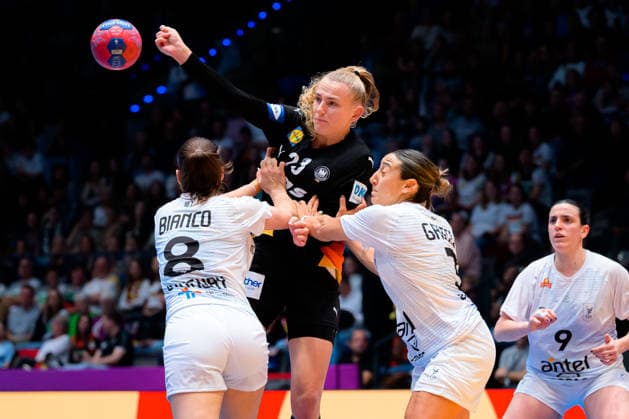 Handball, Frauen WM, Gruppe C: Uruguay - Deutschland v.li. Camila Bianco Castiella (Uruguay), Annika Lott (Deutschland), Sabrina Grieco Vigna (Uruguay) Stuttgart Porsche Arena Baden-Württemberg Deutschland