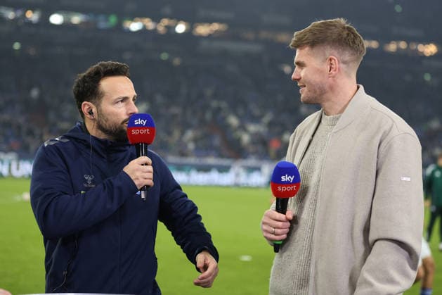 Chef-Trainer Ralf Kettemann (SC Paderborn 07) und Simon Terodde (ehemaliger Fussballspieler) beim Spiel der 2. Bundesliga (Saison 2025 26) FC Schalke 04 - SC Paderborn 07 Copyright: Thomas Pakusch