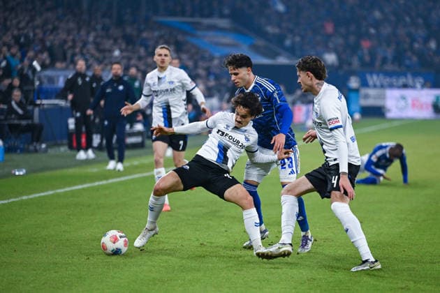 28.11.2025, Fussball, 2. Bundesliga, Saison 2025 2026, 14. Spieltag, FC Schalke 04 - SC Paderborn, Mika Baur (SC Paderborn 07), Soufiane El-Faouzi (FC Schalke 04) xRHR-FOTO YYx Copyright: KROEGER RHR-FOTOx RHR-FOTO YY