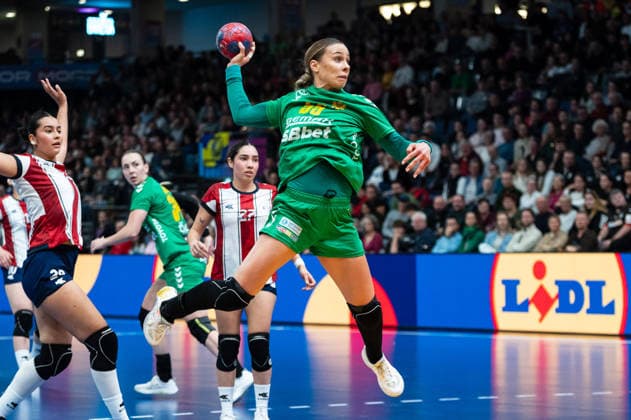 TATAR Andrijana (55 Montenegro) takes a jump shot during the IHF Women s Handball World Championship, WM, Weltmeisterschaft game between Paraguay and Montenegro at the SWT Arena in Trier, Germany Copyright: xMartinxPitschx xSPPx Sportspressphoto_SPR66754