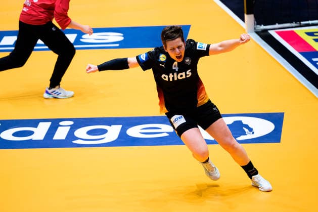 Handball, Frauen WM, Gruppe C: Uruguay - Deutschland Alina Grijseels (Deutschland) Jubel Freude Emotion Torjubel Torschuetze Torschütze Stuttgart Porsche Arena Baden-Württemberg Deutschland