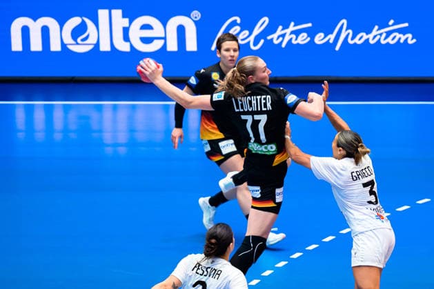 Handball, Frauen WM, Gruppe C: Uruguay - Deutschland Viola Leuchter (Deutschland), Sabrina Grieco Vigna (Uruguay) Stuttgart Porsche Arena Baden-Württemberg Deutschland