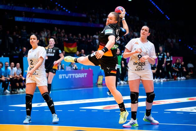 Handball, Frauen WM, Gruppe C: Uruguay - Deutschland Lisa Antl (Deutschland) Stuttgart Porsche Arena Baden-Württemberg Deutschland