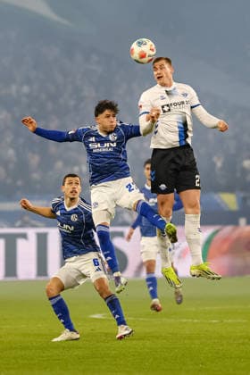 Gelsenkirchen, Deutschland, 28.11.25: Soufiane El-Faouzi (FC Schalke 04) und Steffen Tigges (SC Paderborn) im Kampf um den Ball waehrend des Spiels der 2. Bundesliga zwischen FC Schalke 04 - SC Paderborn in der Veltins-Arena am 28. November 2025 in Gelsenkirchen, Deutschland. Gelsenkirchen Veltins-Arena Germany Copyright: xStefanxBrauer Brauer-Fotoagenturx