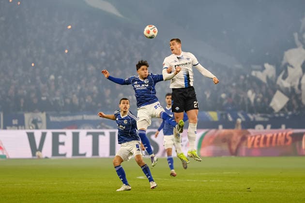 Gelsenkirchen, Deutschland, 28.11.25: Soufiane El-Faouzi (FC Schalke 04) und Steffen Tigges (SC Paderborn) im Kampf um den Ball waehrend des Spiels der 2. Bundesliga zwischen FC Schalke 04 - SC Paderborn in der Veltins-Arena am 28. November 2025 in Gelsenkirchen, Deutschland. Gelsenkirchen Veltins-Arena Germany Copyright: xStefanxBrauer Brauer-Fotoagenturx
