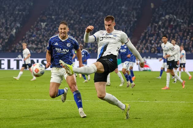 Gelsenkirchen, Deutschland, 28.11.25: Nikola Katic (FC Schalke 04) und Steffen Tigges (SC Paderborn) im Kampf um den Ball waehrend des Spiels der 2. Bundesliga zwischen FC Schalke 04 - SC Paderborn in der Veltins-Arena am 28. November 2025 in Gelsenkirchen, Deutschland. Gelsenkirchen Veltins-Arena Germany Copyright: xStefanxBrauer Brauer-Fotoagenturx