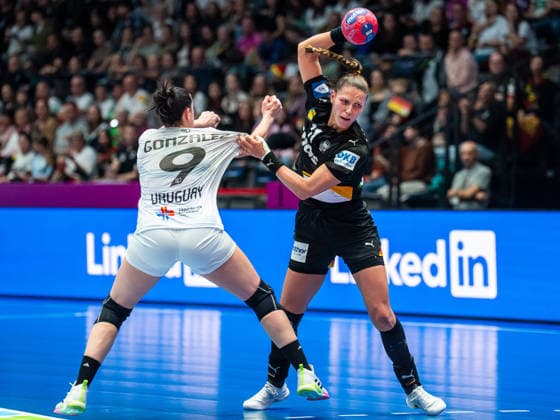 Xenia Smits (Deutschland, 11) im Zweikampf mit Rosina Gonzales Majo (Uruguay, 09), Uruguay vs. Deutschland, Handball, Weltmeisterschaft, Frauen, Spielzeit 2025 2026, 28.11.2025, Uruguay vs. Deutschland, Handball, Weltmeisterschaft, Frauen, Spielzeit 2025 2026, 28.11.2025 Stuttgart Copyright: xEibner-Pressefoto MichaelxSchmidx EP_MST