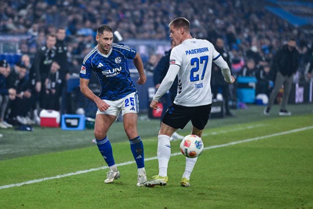 28.11.2025, Fussball, 2. Bundesliga, Saison 2025 2026, 14. Spieltag, FC Schalke 04 - SC Paderborn, Nikola Katic (FC Schalke 04), Steffen Tigges (SC Paderborn 07) xRHR-FOTO YYx Copyright: KROEGER RHR-FOTOx RHR-FOTO YY