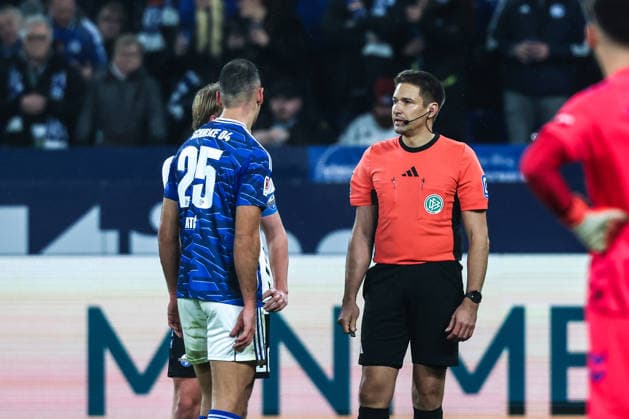 Fussball, 2. Bundesliga Saison 2025 2026 14. Spieltag FC Schalke 04 - SC Paderborn 07 28.11.2025, VELTINS-Arena Nikola Katic (FC Schalke 04, 25) Tobias Reichel (Schiedsrichter) Gelsenkirchen VELTINS-Arena Nordrhein-Westfalen Deutschland