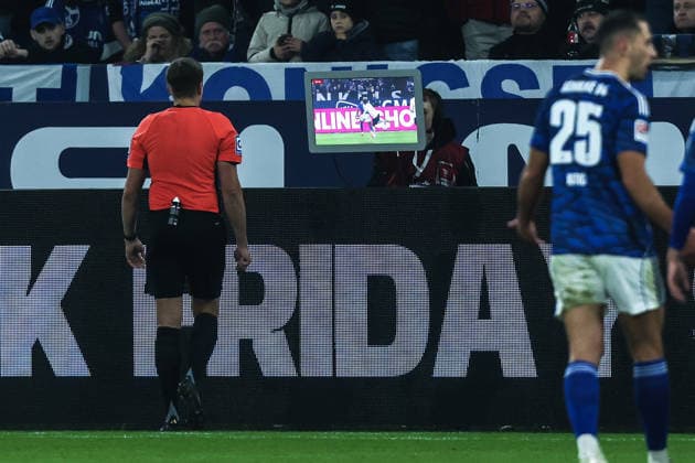 Fussball, 2. Bundesliga Saison 2025 2026 14. Spieltag FC Schalke 04 - SC Paderborn 07 28.11.2025, VELTINS-Arena Tobias Reichel (Schiedsrichter), überprüft eine Spielszene mittels VAR Gelsenkirchen VELTINS-Arena Nordrhein-Westfalen Deutschland