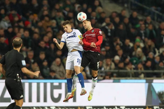 28.11.2025, xtgx, Fussball - 2.Bundesliga Hannover 96 - Karlsruher SC emspor, v.l. Marvin Wanitzek (Karlsruhe, 10), Virgil Ghita (Hannover, 5) Zweikampf, Duell, Kampf, tackle (DFL DFB REGULATIONS PROHIBIT ANY USE OF PHOTOGRAPHS as IMAGE SEQUENCES and or QUASI-VIDEO) Hannover