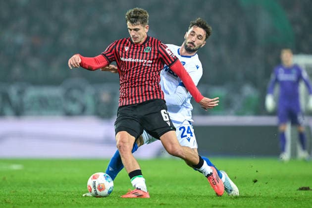 2. Bundesliga - Hannover 96 - Karlsruher SC am 28.11.2025 in der HDI Arena in Hannover Maik Nawrocki (Hannover) im Zweikampf gegen Fabian Schleusener (Karlsruhe).