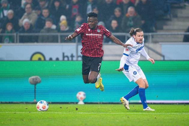 28.11.2025 - Fußball, 2025 2026, 2. Bundesliga, 14. Spieltag, Hannover 96 - Karlsruher SC: (L-R) Mustapha Bundu (Hannover), Sebastian Jung (Karlsruhe) DFL REGULATIONS PROHIBIT ANY USE OF PHOTOGRAPHS AS IMAGE SEQUENCES AND OR QUASI-VIDEO.