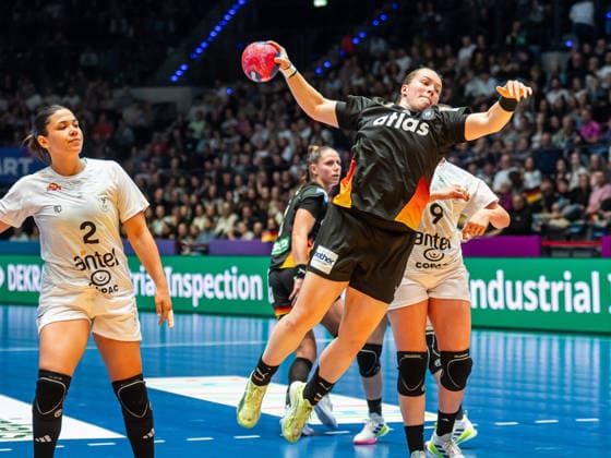 Lisa Antl (Deutschland, 09) kommt am Kreis frei zum Wurf, Uruguay vs. Deutschland, Handball, Weltmeisterschaft, Frauen, Spielzeit 2025 2026, 28.11.2025, Uruguay vs. Deutschland, Handball, Weltmeisterschaft, Frauen, Spielzeit 2025 2026, 28.11.2025 Stuttgart Copyright: xEibner-Pressefoto MichaelxSchmidx EP_MST