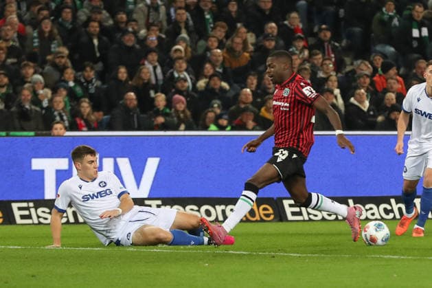 28.11.2025, xtgx, Fussball - 2.Bundesliga Hannover 96 - Karlsruher SC emspor, v.l. Marcel Beifus (Karlsruhe, 4), Noel Aseko (Hannover, 15) Zweikampf, Duell, Kampf, tackle (DFL DFB REGULATIONS PROHIBIT ANY USE OF PHOTOGRAPHS as IMAGE SEQUENCES and or QUASI-VIDEO) Hannover