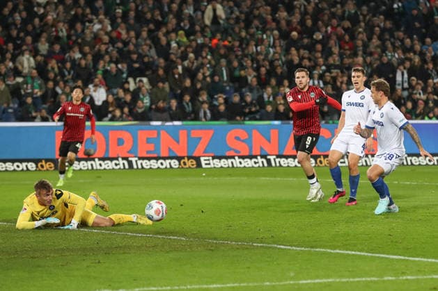 28.11.2025, xtgx, Fussball - 2.Bundesliga Hannover 96 - Karlsruher SC emspor, v.l. Hans Christian Bernat (Karlsruhe, 1) Parade, haelt den Ball, faengt den Ball, pariert (DFL DFB REGULATIONS PROHIBIT ANY USE OF PHOTOGRAPHS as IMAGE SEQUENCES and or QUASI-VIDEO) Hannover