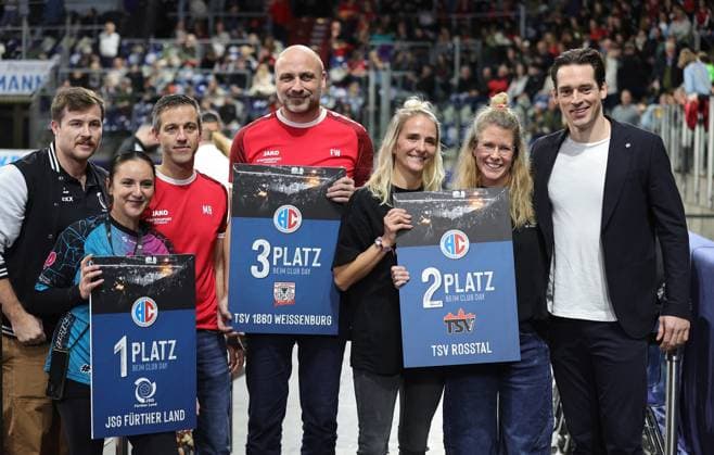 28.11.2025 - Handball - 1. Bundesliga DAIKIN HBL - Saison 2025 2026 - 14. Spieltag: HC Erlangen Metropolregion Nürnberg HCE - TVB Stuttgart - DaMa - xdaxmax - Ole Rahmel ( Sportmanager HC Erlangen HCE ) bei Preisverleihung an den Amateurverein, welcher die Meisten Eintrittskarten erworben hat und somit ein Spiel in der Arena gewonnwn hat.