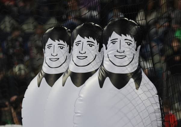 28.11.2025 - Handball - 1. Bundesliga DAIKIN HBL - Saison 2025 2026 - 14. Spieltag: HC Erlangen Metropolregion Nürnberg HCE - TVB Stuttgart - DaMa - xdaxmax - Symbolbild Symbolfoto Feature Impression - Plastikmännchen für Aufwärmeinheit auf Spielfeld
