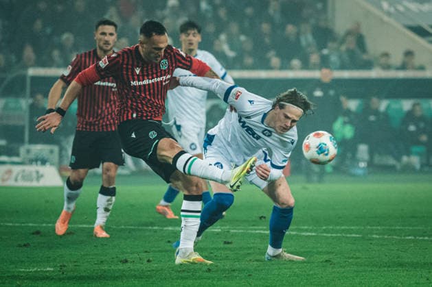 2. Bundesliga: Hannover 96 vs. Karlsruher SC, 28.11.2025 Boris Tomiak (Hannover 96, 3) gegen David Herold (Karlsruher SC, 20); Fußball, 2. Bundesliga, 14. Spieltag: Hannover 96 vs. Karlsruher SC am 28.11.2025 in der Heinz von Heiden Arena, Hannover DFL REGULATIONS PROHIBIT ANY USE OF PHOTOGRAPHS AS IMAGE SEQUENCES AND OR QUASI-VIDEO.