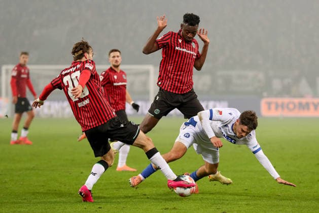 28.11.2025, xtgx, Fussball - 2.Bundesliga Hannover 96 - Karlsruher SC emspor, v.l. Kolja Oudenne (Hannover, 29), Rafael Pinto Pedrosa (Karlsruhe, 36), Mustapha Bundu (Hannover, 7) Zweikampf, Duell, Kampf, tackle (DFL DFB REGULATIONS PROHIBIT ANY USE OF PHOTOGRAPHS as IMAGE SEQUENCES and or QUASI-VIDEO) Hannover