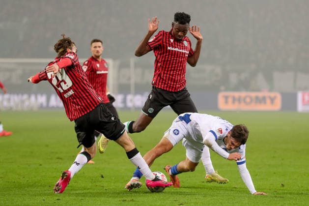 28.11.2025, xtgx, Fussball - 2.Bundesliga Hannover 96 - Karlsruher SC emspor, v.l. Kolja Oudenne (Hannover, 29), Rafael Pinto Pedrosa (Karlsruhe, 36), Mustapha Bundu (Hannover, 7) Zweikampf, Duell, Kampf, tackle (DFL DFB REGULATIONS PROHIBIT ANY USE OF PHOTOGRAPHS as IMAGE SEQUENCES and or QUASI-VIDEO) Hannover