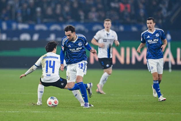 28.11.2025, Fussball, 2. Bundesliga, Saison 2025 2026, 14. Spieltag, FC Schalke 04 - SC Paderborn, Mika Baur (SC Paderborn 07), Kenan Karaman (FC Schalke 04) xRHR-FOTO YYx Copyright: KROEGER RHR-FOTOx RHR-FOTO YY