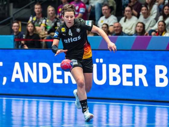 Alina Grijseels (Deutschland, 04) am Ball, Uruguay vs. Deutschland, Handball, Weltmeisterschaft, Frauen, Spielzeit 2025 2026, 28.11.2025, Uruguay vs. Deutschland, Handball, Weltmeisterschaft, Frauen, Spielzeit 2025 2026, 28.11.2025 Stuttgart Copyright: xEibner-Pressefoto MichaelxSchmidx EP_MST