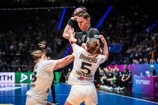 Xenia Smits (Deutschland, 11) vs. Sabrina Golda Lamas (Uruguay, 18), li und Camila Barreiro Guerra (Uruguay, 05), re. GER, Uruguay - Deutschland, Handball Weltmeisterschaft, Vorrunde, Gruppe C, 28.11.2025 GER, Uruguay - Deutschland, Handball Weltmeisterschaft, Vorrunde, Gruppe C, 28.11.2025 Stuttgart Copyright: xSandyxDinkelackerx EP_SDR