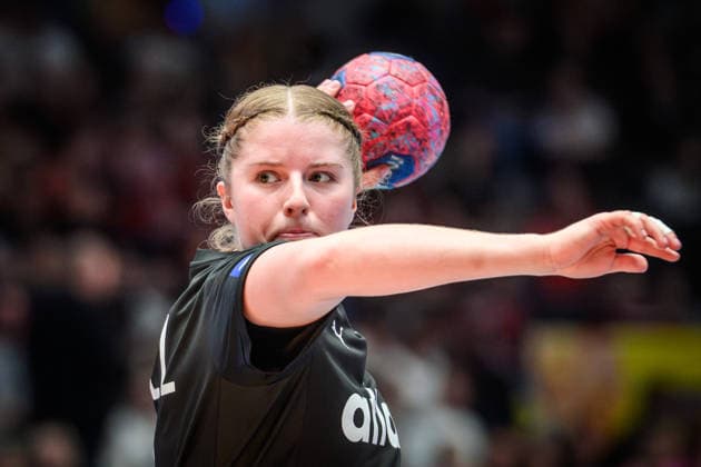 Nina Engel (Deutschland, 08) - fokussierter Blick bei Sieben-Meter GER, Uruguay - Deutschland, Handball Weltmeisterschaft, Vorrunde, Gruppe C, 28.11.2025 GER, Uruguay - Deutschland, Handball Weltmeisterschaft, Vorrunde, Gruppe C, 28.11.2025 Stuttgart Copyright: xSandyxDinkelackerx EP_SDR