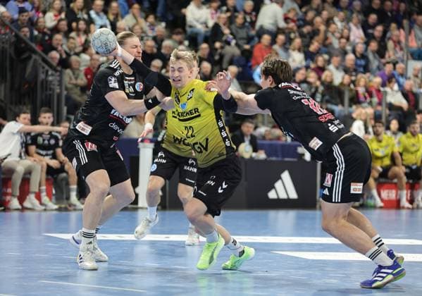 28.11.2025 - Handball - 1. Bundesliga DAIKIN HBL - Saison 2025 2026 - 14. Spieltag: HC Erlangen Metropolregion Nürnberg HCE - TVB Stuttgart - DaMa - xdaxmax - Maciej Gebala (77, HC Erlangen HCE ) Torben Matzken (22, TVB 1898 Stuttgart ) Florian Scheerer (10, HC Erlangen HCE )