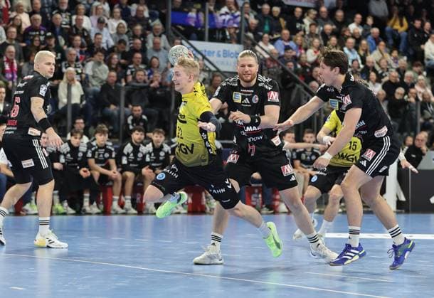 28.11.2025 - Handball - 1. Bundesliga DAIKIN HBL - Saison 2025 2026 - 14. Spieltag: HC Erlangen Metropolregion Nürnberg HCE - TVB Stuttgart - DaMa - xdaxmax - Torben Matzken (22, TVB 1898 Stuttgart ) Maciej Gebala (77, HC Erlangen HCE ) Florian Scheerer (10, HC Erlangen HCE )