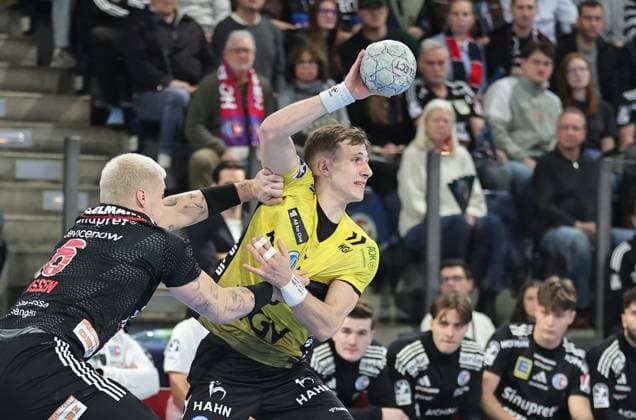 28.11.2025 - Handball - 1. Bundesliga DAIKIN HBL - Saison 2025 2026 - 14. Spieltag: HC Erlangen Metropolregion Nürnberg HCE - TVB Stuttgart - DaMa - xdaxmax - Marek Nissen (6, HC Erlangen HCE ) Simone Mengon (15, TVB 1898 Stuttgart )