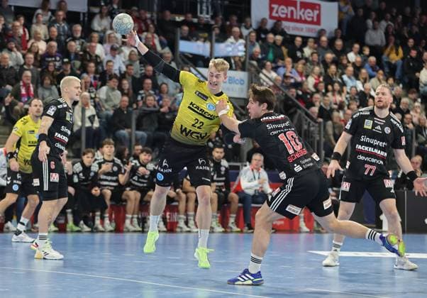 28.11.2025 - Handball - 1. Bundesliga DAIKIN HBL - Saison 2025 2026 - 14. Spieltag: HC Erlangen Metropolregion Nürnberg HCE - TVB Stuttgart - DaMa - xdaxmax - Torben Matzken (22, TVB 1898 Stuttgart ) Florian Scheerer (10, HC Erlangen HCE )