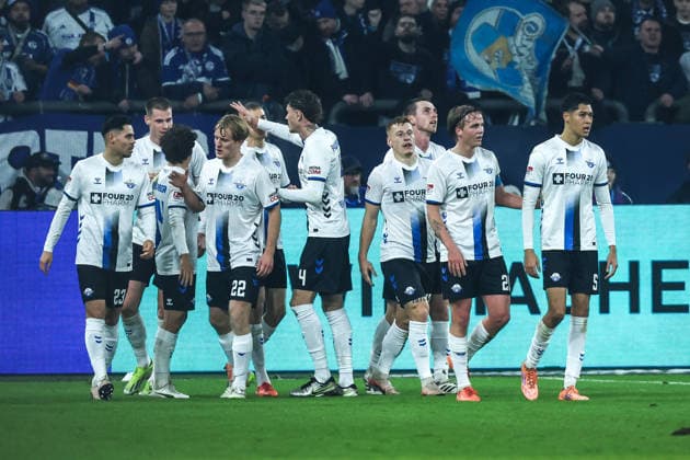 Fussball, 2. Bundesliga Saison 2025 2026 14. Spieltag FC Schalke 04 - SC Paderborn 07 28.11.2025, VELTINS-Arena Torjubel SC Paderborn nach dem Tor zum 1-0 durch Laurin Curda (SC Paderborn, 17), die Spieler freuen sich Gelsenkirchen VELTINS-Arena Nordrhein-Westfalen Deutschland