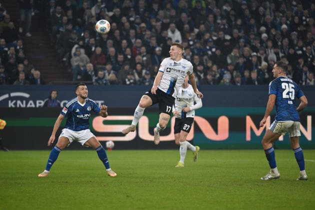 Laurin Curda (SC Paderborn), mi., erzielt mit diesem Kopfball das Tor zum 0:1 28.11.2025, Fussball 2. Bundesliga, Saison 2025 2026, 14. Spieltag, FC Schalke 04 - SC Paderborn DFL regulations prohibit any use of photographs as image sequences and or quasi-video Gelsenkirchen Veltins Arena Nordrhein Westfalen Deutschland