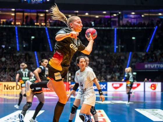 Jenny Behrend (Deutschland, 30) von aussen, Uruguay vs. Deutschland, Handball, Weltmeisterschaft, Frauen, Spielzeit 2025 2026, 28.11.2025, Uruguay vs. Deutschland, Handball, Weltmeisterschaft, Frauen, Spielzeit 2025 2026, 28.11.2025 Stuttgart Copyright: xEibner-Pressefoto MichaelxSchmidx EP_MST